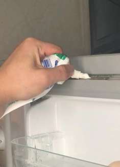 冰箱用久了胶条又脏又霉？只需挤点它，不用一滴水也能清洗干净