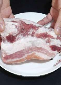 解冻猪肉一定不要用水泡，酒店大厨教我一招，3分钟就能解冻