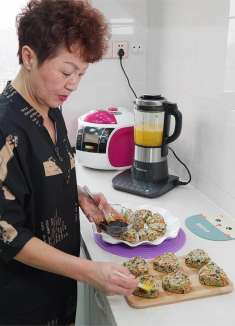 奶奶在家做饭团，荤素搭配，拌入海苔营养好味