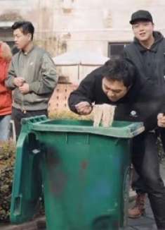 网红为了吸引眼球，直播用垃圾桶泡面吃，脏东西统统当配菜吃下肚