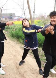 小伙欠账不还，气的毛妹怒追八条街要债，这嘴皮子谁能受得了