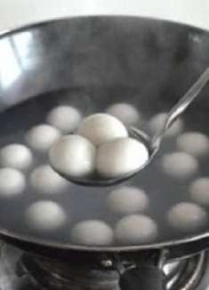 别再用清水煮汤圆多加一样东西,出锅后软糯香甜不露馅,太香啦