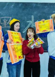 笑喷了：短剧老师按奖状发零食太有趣了