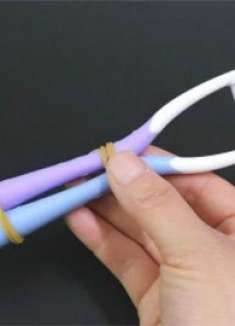 才清楚，把2支旧牙刷捆在一起，有这么棒的作用，家家都用得到