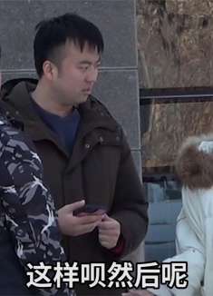 小伙找朋友假装黑粉整蛊女朋友，还让她做奇葩造型拿蛋糕糊她！