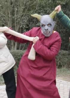 奥特曼真人版：怪兽抢走人类帽子，绿巨人出现帮她抢回来