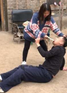 妻子让瘫痪丈夫吃狗粮当狗养，姐姐突然回家看到后，做法大快人心