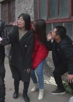 媳妇看电视剧入戏，没想被邻居误会后传谣，全程爆笑！