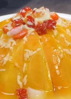 年夜饭餐桌上做一道清蒸南瓜，寓意合家团圆，香甜可口好吃不上火