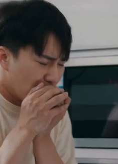 我的爸爸是小学生：老吴早起为儿子做早餐，父子两人过的有模有样