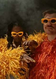 魔性脑洞 MV，把塑料花穿出高级感