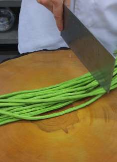 长豆角别再拌凉菜了，大厨教你一招，焦香入味，香辣开胃