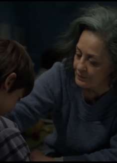 母亲失踪，儿子在家独自照顾妹妹，奶奶看着心疼