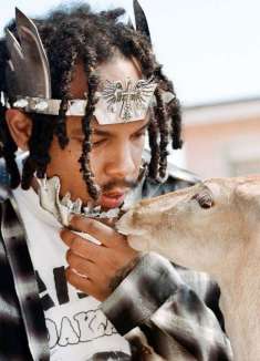 实验性嘻哈 MV，演绎街头赛博怪人