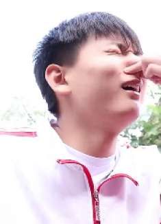 小伙伴们一起玩脚底作画，输的人要被惩罚挠脚心100下，太逗了