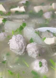 天热多喝冬瓜丸子汤，教你详细步骤，汤鲜味美，丸子紧实不松散