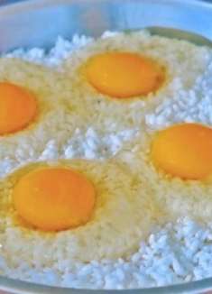 大米里加4个鸡蛋，筷子一搅，不煮也不蒸，真香，出锅全家抢着吃