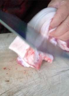 大厨用五花肉做烧肉，肉皮的毛不用火烧处理，而是这样做，又学到了