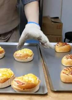 日本面包店中的爱马仕，却很多几块钱的面包，每天排队一两个小时