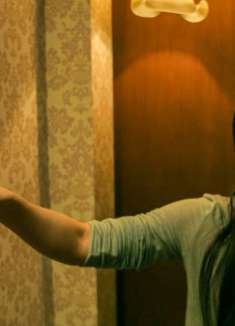 墙上有个怪洞，只有孩子可以看到，他们好奇往里一看脸色大变