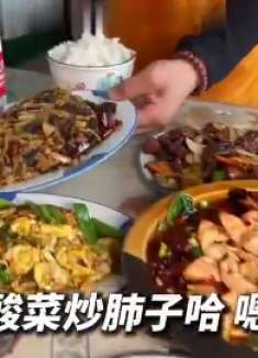 你们也喜欢这种充满烟火气的东北小吃部吗你们猜猜100块有几个菜