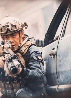 《红海行动》里的军事细节，张译为何检查侨民？只有兵王才能发现