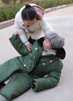 母亲装乞丐试探儿子的女友，没料看清女孩为人，真是捡了个宝