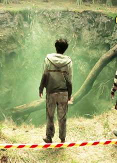 小伙在学校发现神秘天坑，里面深不见底，全是上古怪物！