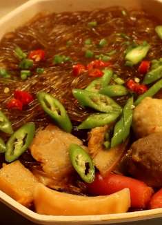 姐妹们，冬天来一锅五花肉白菜粉条煲，热腾腾的超过瘾！