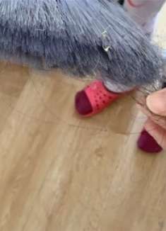 扫把又粘头发了？多亏网友提醒，原来还有这个方便的方法