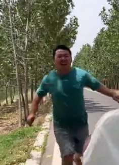 晶晶被扔后大朝回来接她，结果被晶晶一翻收拾，最后只能腿走回家