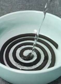 蚊香丢水里泡一泡，没想到这么厉害，家家都用得到，看完回家试试