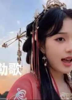 心随天地走，意被牛羊牵，大漠的孤烟拥抱落日圆