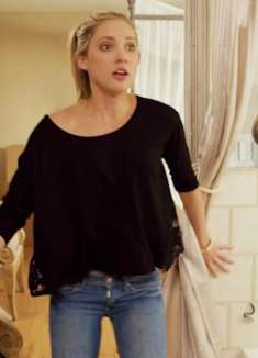 小镇上出现变异的鳗鱼，只要被它咬住就会吸干血液，惊悚片