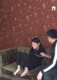 小伙趁女朋友睡着领其他男生进屋合影，第二天还诬陷她领人回家！