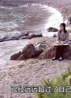 女孩装疯卖傻守护爱情 却搬石头砸了自己的脚