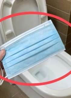 马桶里放一个口罩，半年不刷不脏也不臭，太聪明了，家家用得到