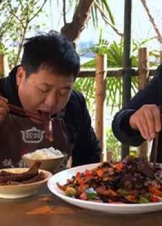 烟熏腊猪肺，煮熟后爆炒，腊香味浓下饭爽