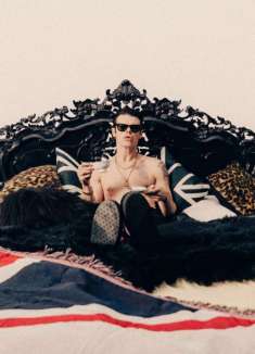 英伦另类摇滚 MV「苦情摇篮曲」 