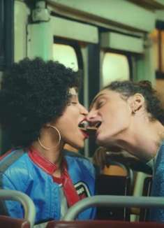 求求情侣们，不要这样吃巧克力了啦！