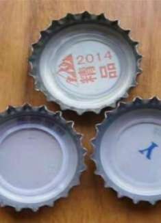 啤酒瓶盖别当垃圾扔，4大妙用有大用处，家家都用得到，回家找找