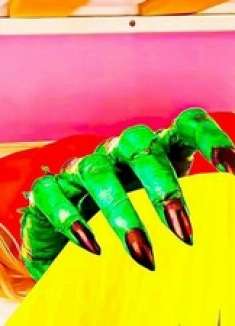 搞笑萌娃：娜斯佳躲在床底玩搞怪恶作剧，可把爸爸给吓坏了！