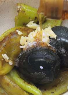 没想到，皮蛋和辣椒是绝配，简单放锅里烤一烤，拌饭夹馒头太香了