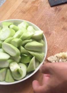 丝瓜虽然好吃，但是炒制的时候回变黑色，特烦人，记住这方法告别丝瓜变黑