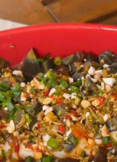 凉拌皮蛋豆腐新做法，只要多加一样配菜，鲜香入味，嫩滑又爽口