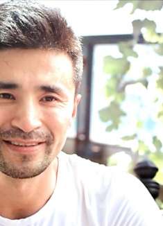 男人被猛兽给追杀，最终选择和猛兽同归于尽