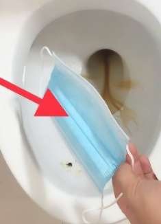 马桶里放个一次性口罩，几个月不刷不脏也不臭，看完快试试
