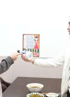 小伙饭店吃饭被宰，当他拿出一张老照片时，老板直接吓傻了