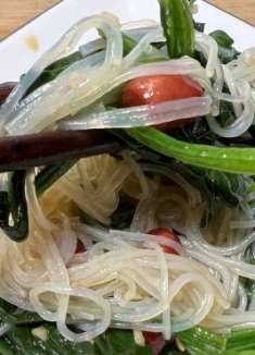 一把菠菜，花生米和粉丝做简单凉拌菜，清淡解油腻，下酒佐餐均可