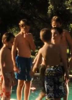 人工智能：孩子们在水池玩耍，男孩被叫机器人，还被嘲笑